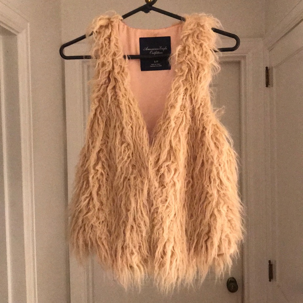 AE cream faux fur vest